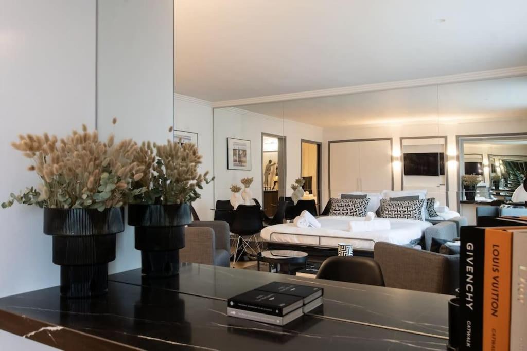 Avenue Montaigne Saint Honore
