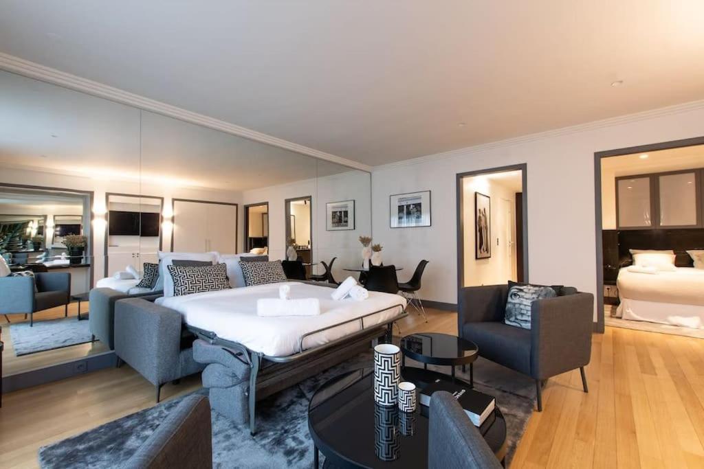 Apartment Avenue Montaigne Saint Honore