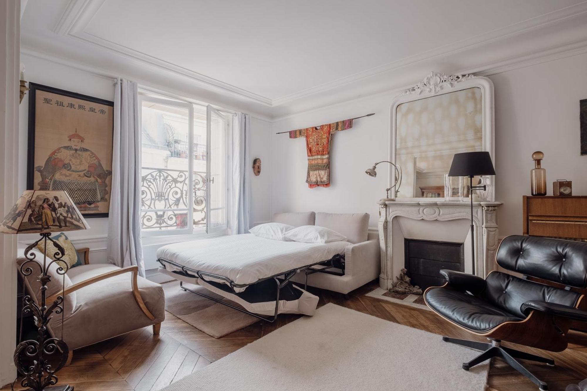 Veeve - Mid-century Mystique Apartment Paris
