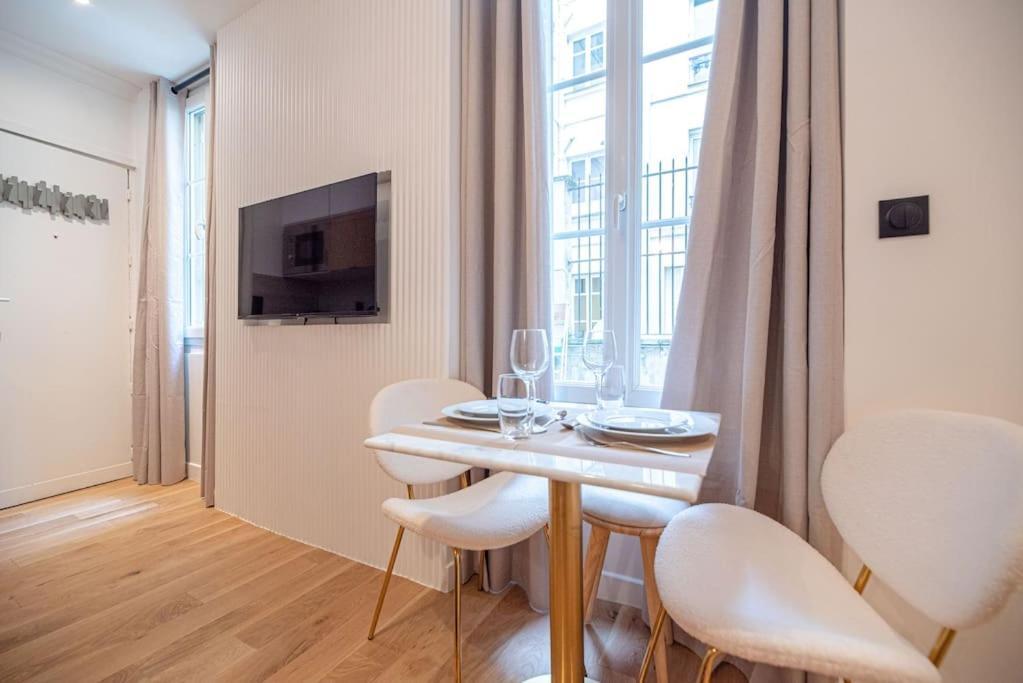 Exposition - Eiffel Tower Apartment *