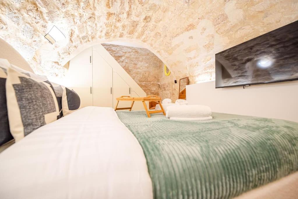 Exposition - Eiffel Tower Apartment *