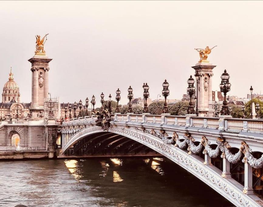 Exposition - Eiffel Tower Appartement