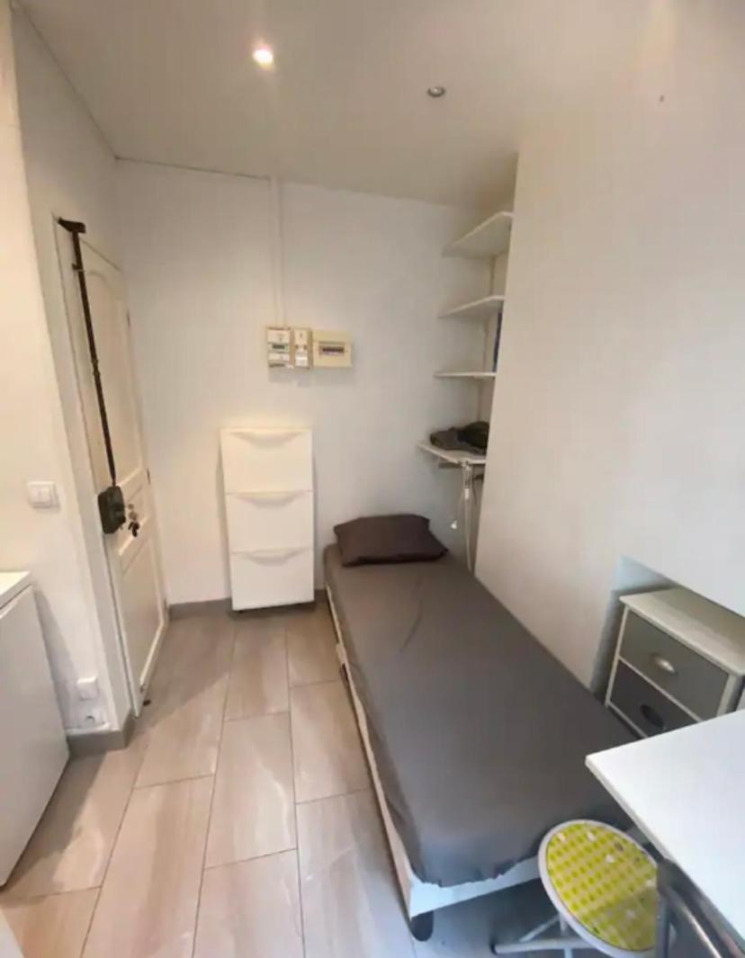 Small Near Eiffel Tower Apartment *