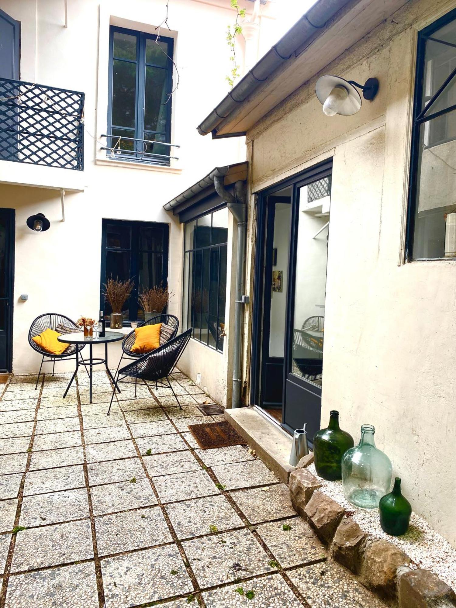 Artist's - & Private Courtyard - 200m2 Villa *