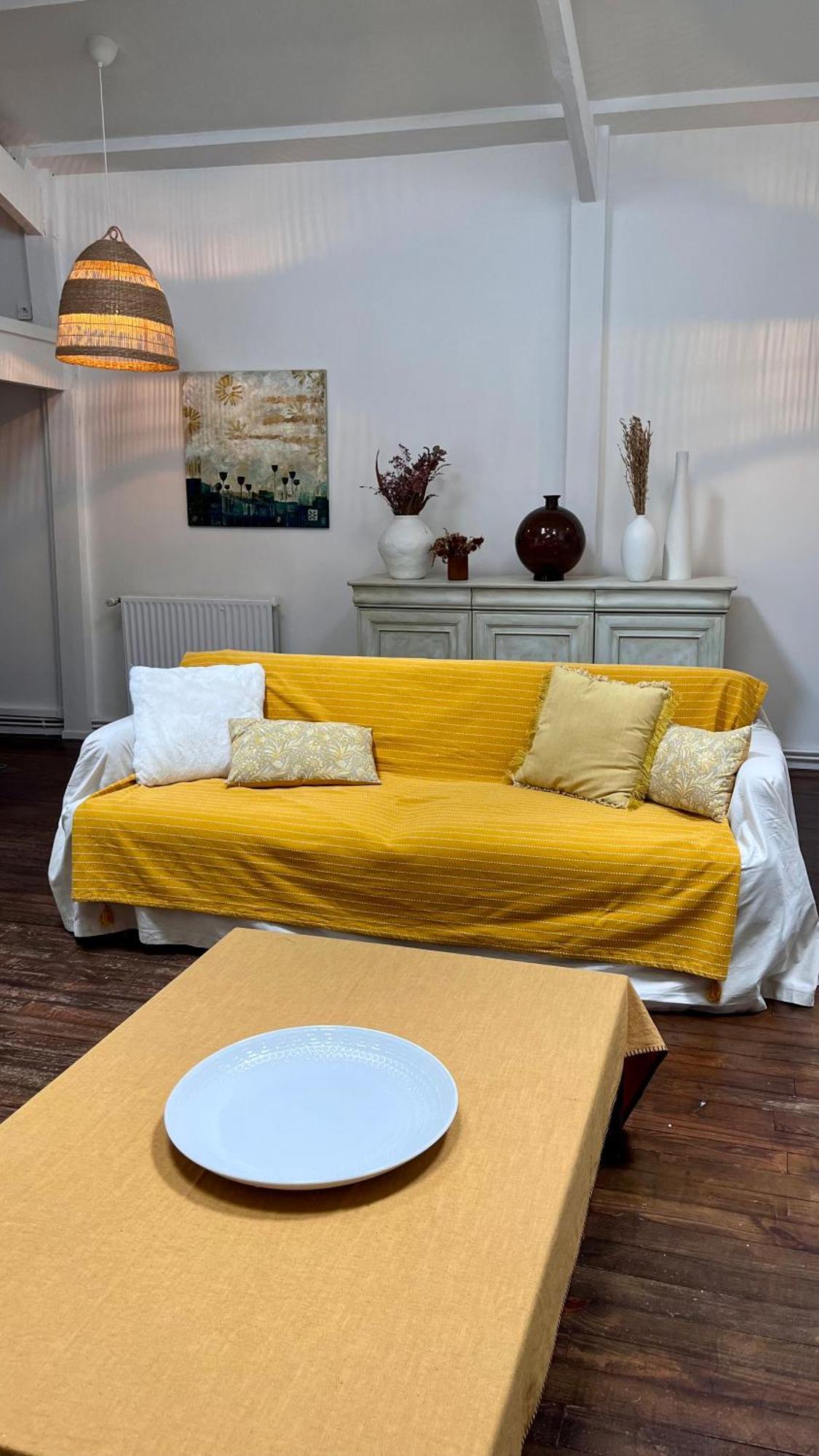 Artist's - & Private Courtyard - 200m2 Villa