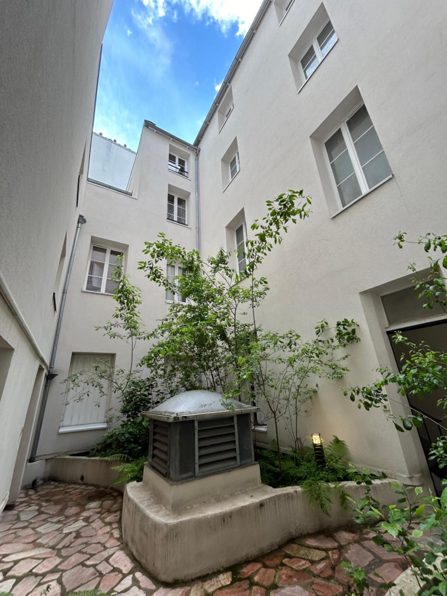 Appartement Grand Studio Entierement Renove Au Coeur De