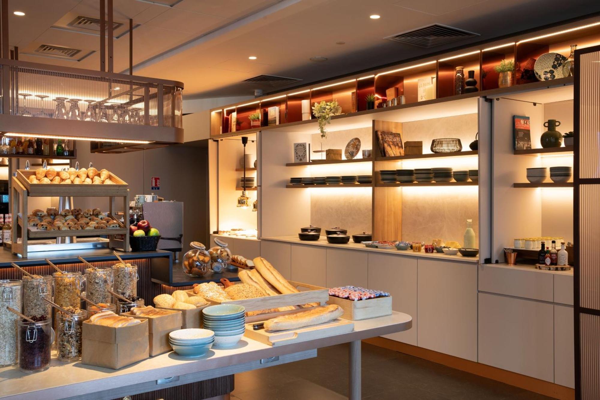Ac Porte Maillot Hotel 4*