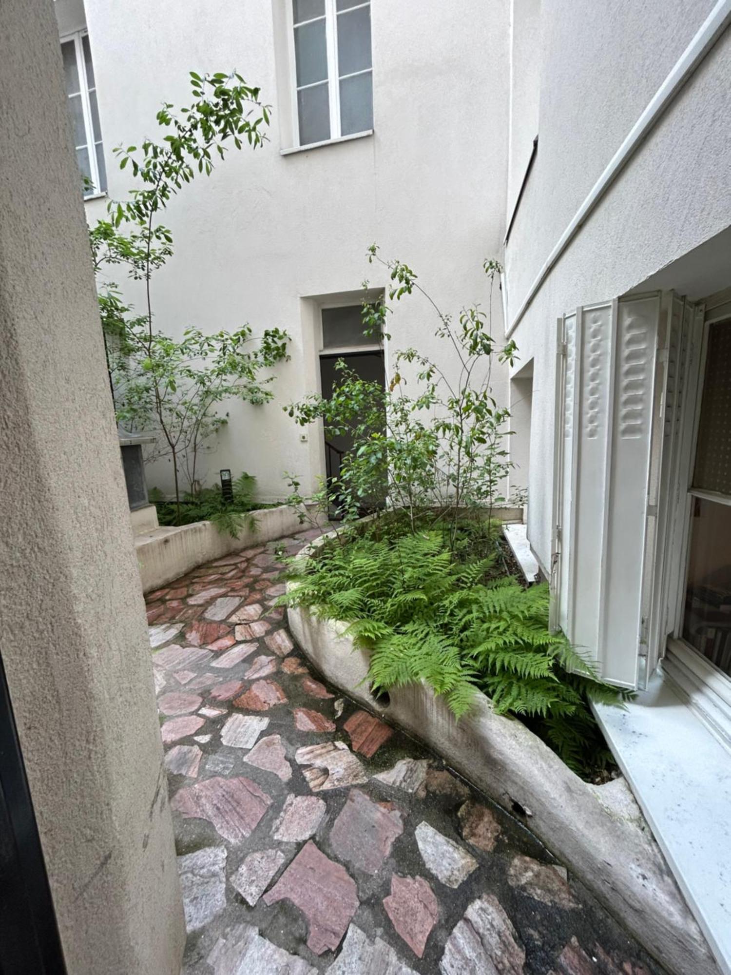 Appartement Grand Studio Entierement Renove Au Coeur De *