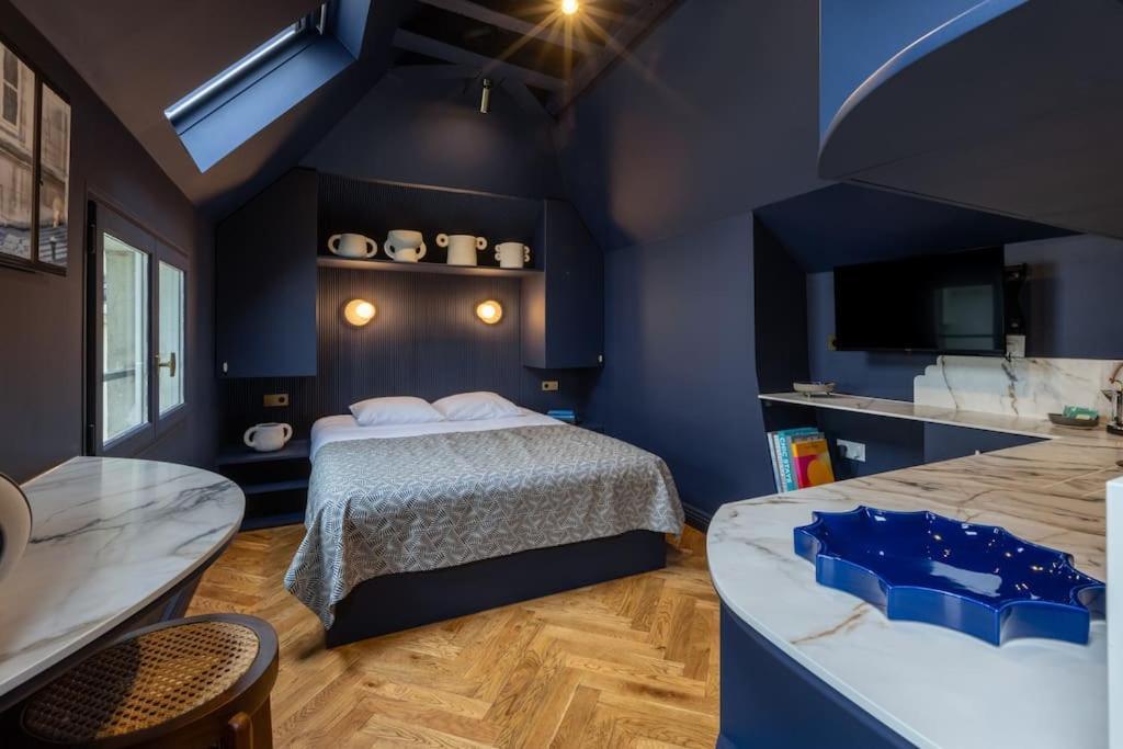 Midnight - Marais Apartment *