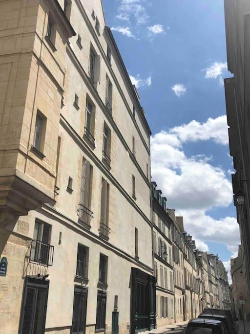 Midnight - Marais Apartment *