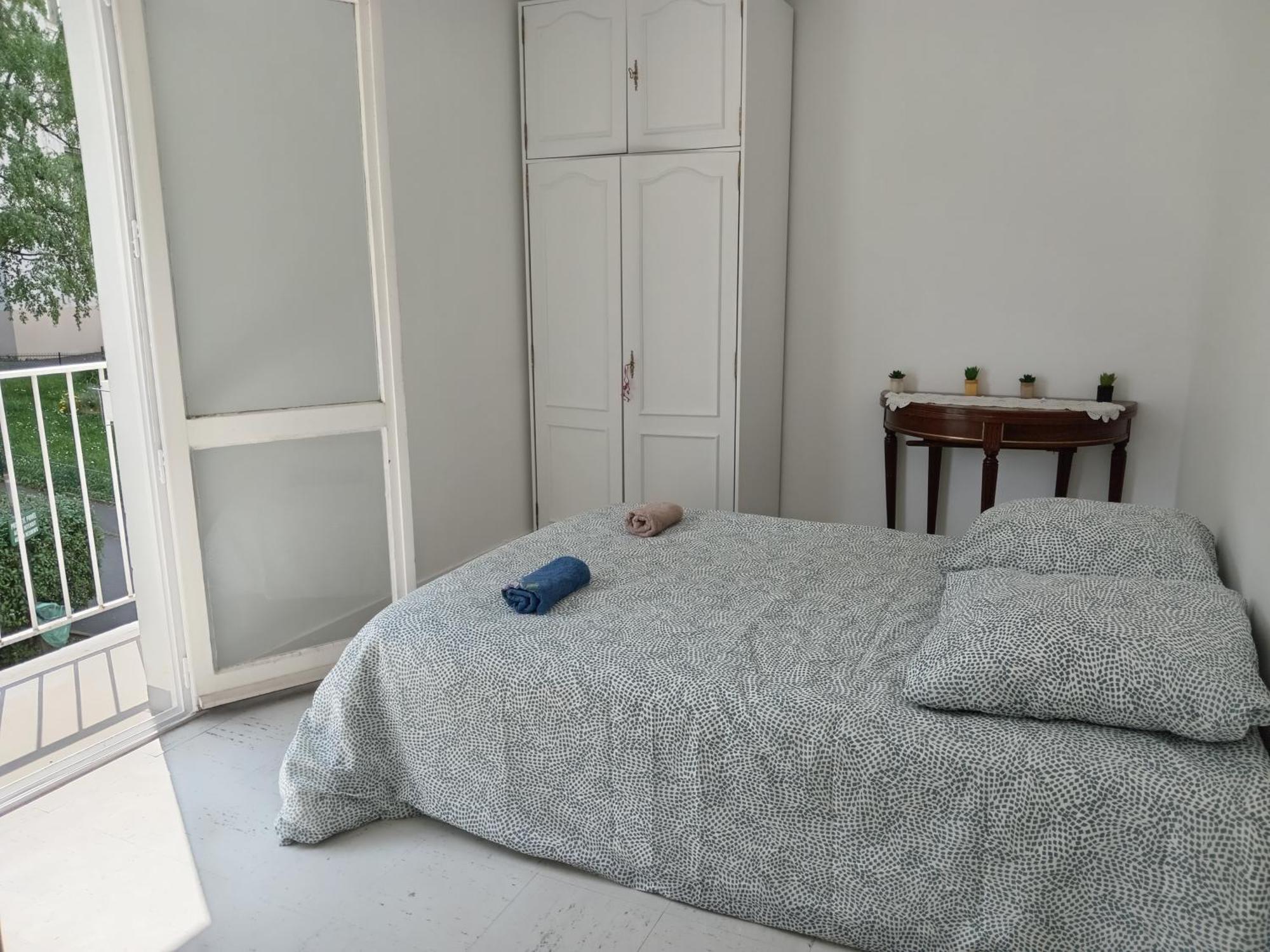 Double Lumineuse Centre Deux Pas Du Metro Homestay *