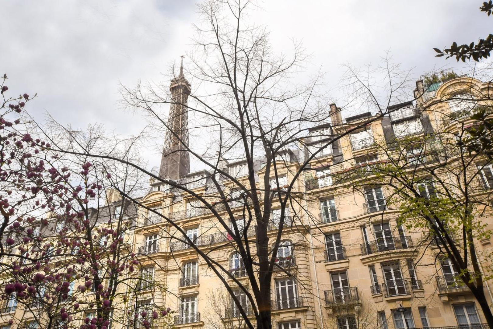 Modern Family Next To The Eiffel Tower Apartment