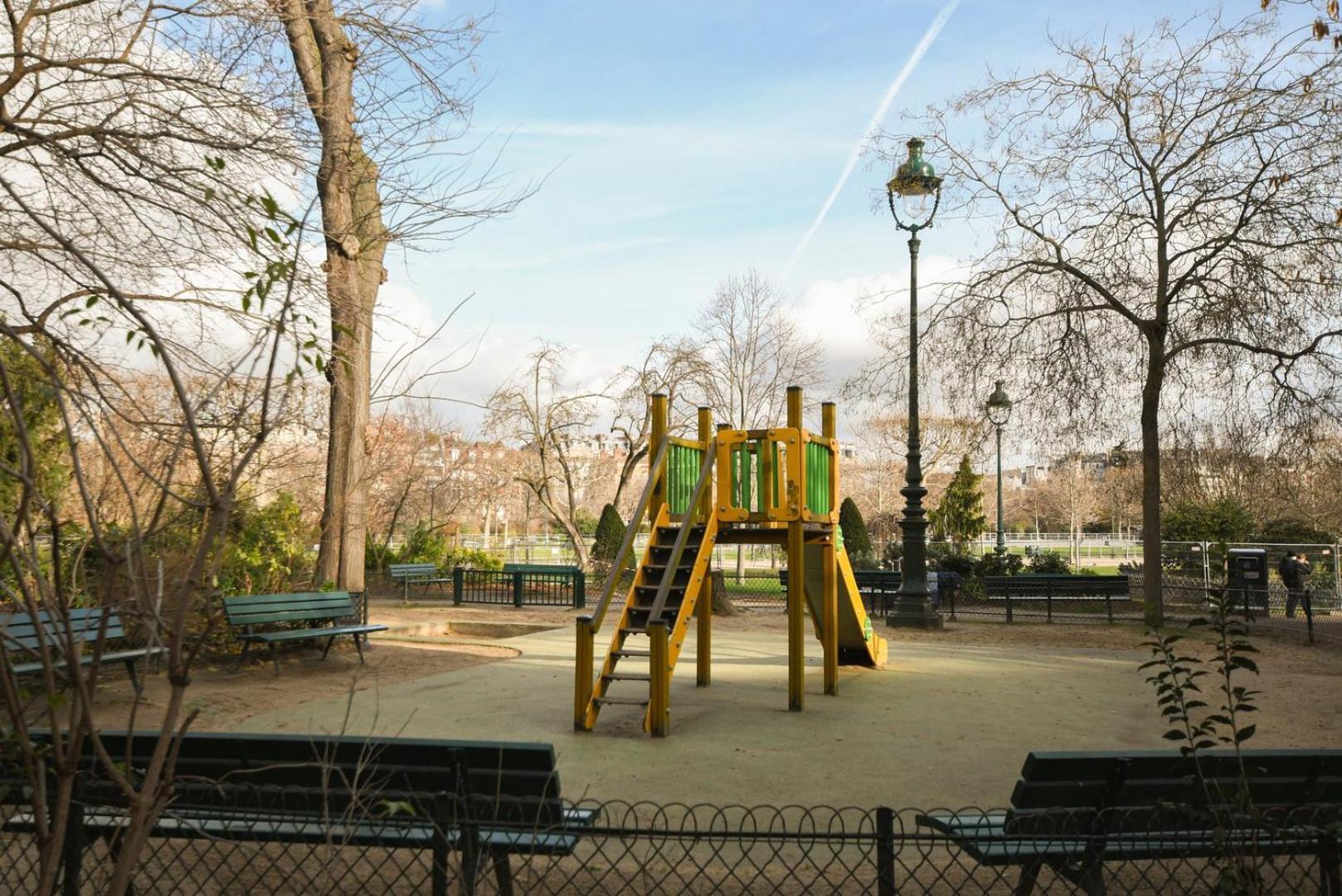 Apartment Modern Family Next To The Eiffel Tower