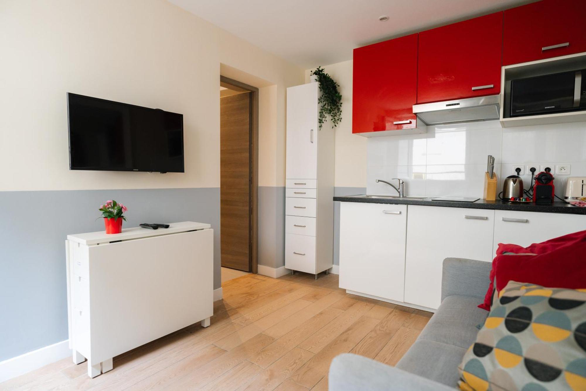 Stunning Modern Red Near Bastille-marais Appartement