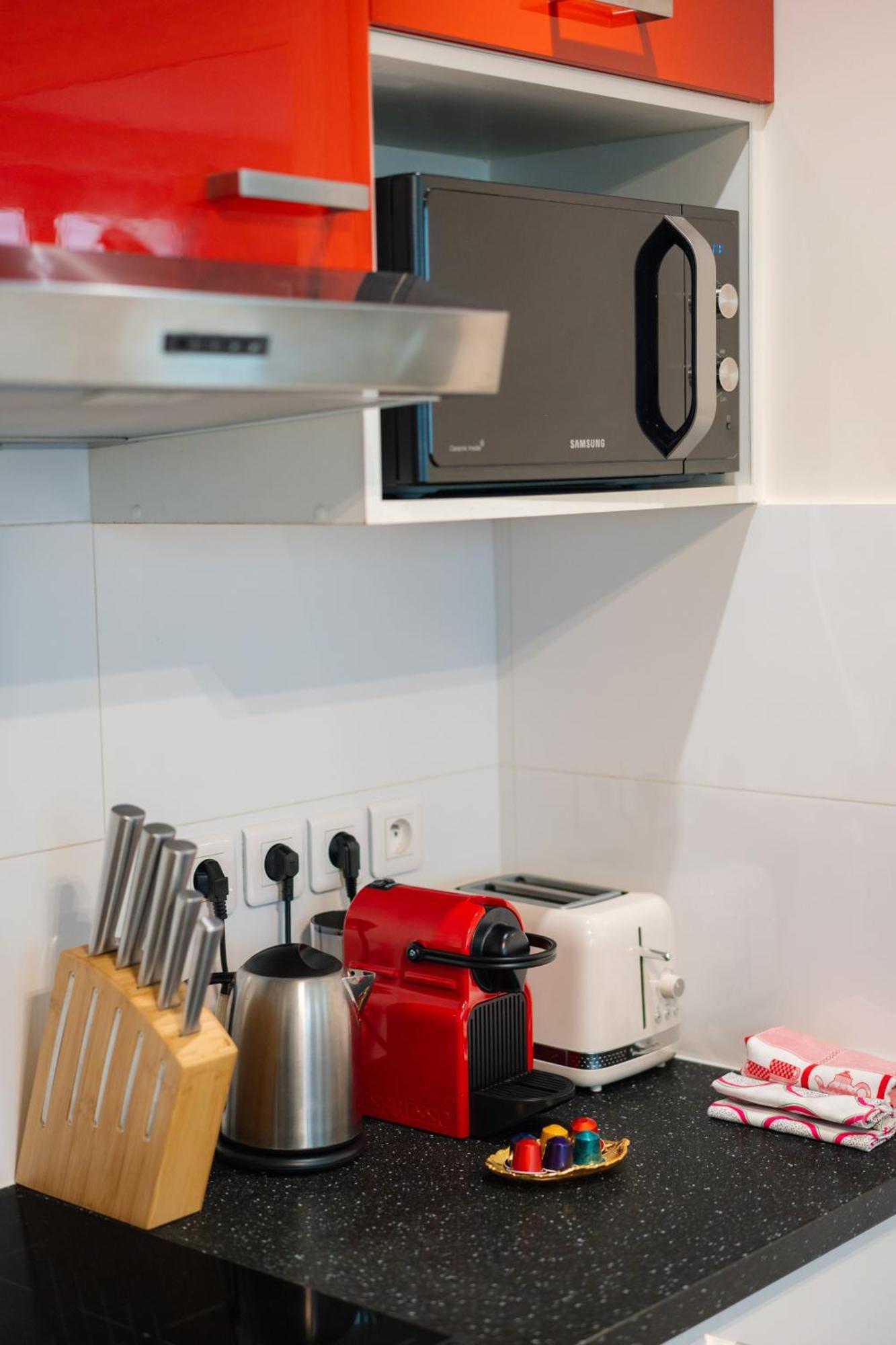 Stunning Modern Red Near Bastille-marais Appartement *