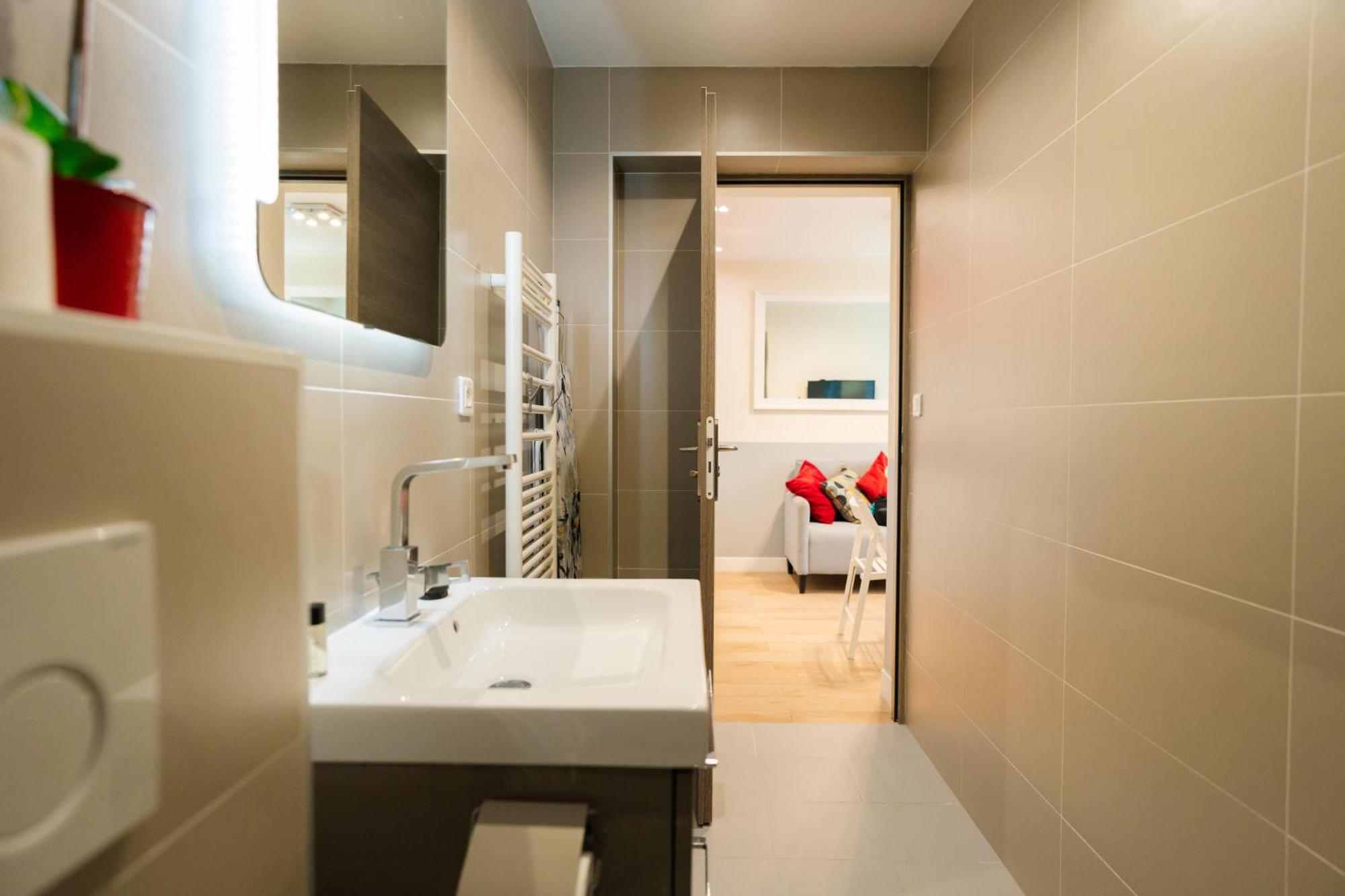 Stunning Modern Red Near Bastille-marais *