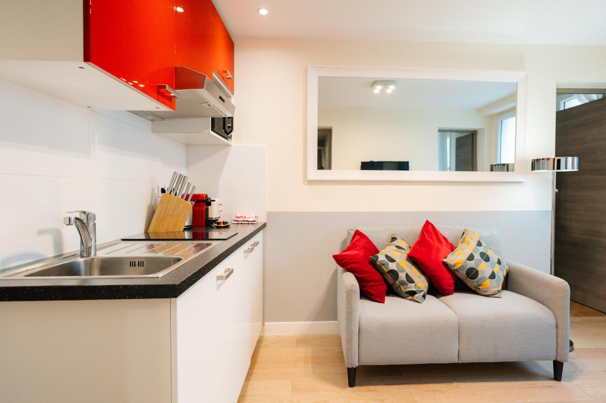 Stunning Modern Red Near Bastille-marais Paris