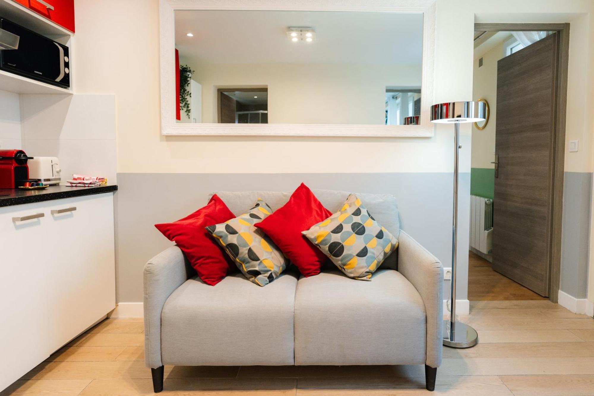 Stunning Modern Red Near Bastille-marais Appartement *