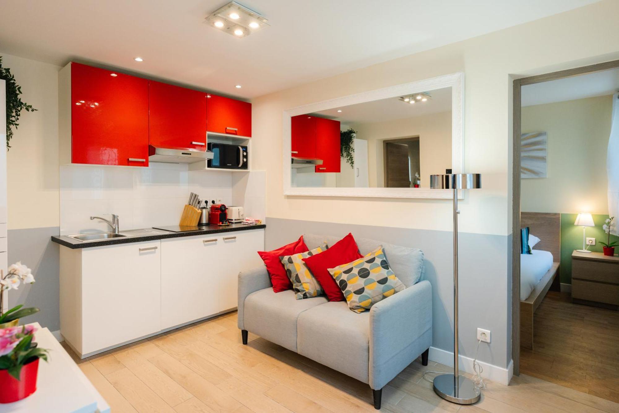 Stunning Modern Red Near Bastille-marais Paris