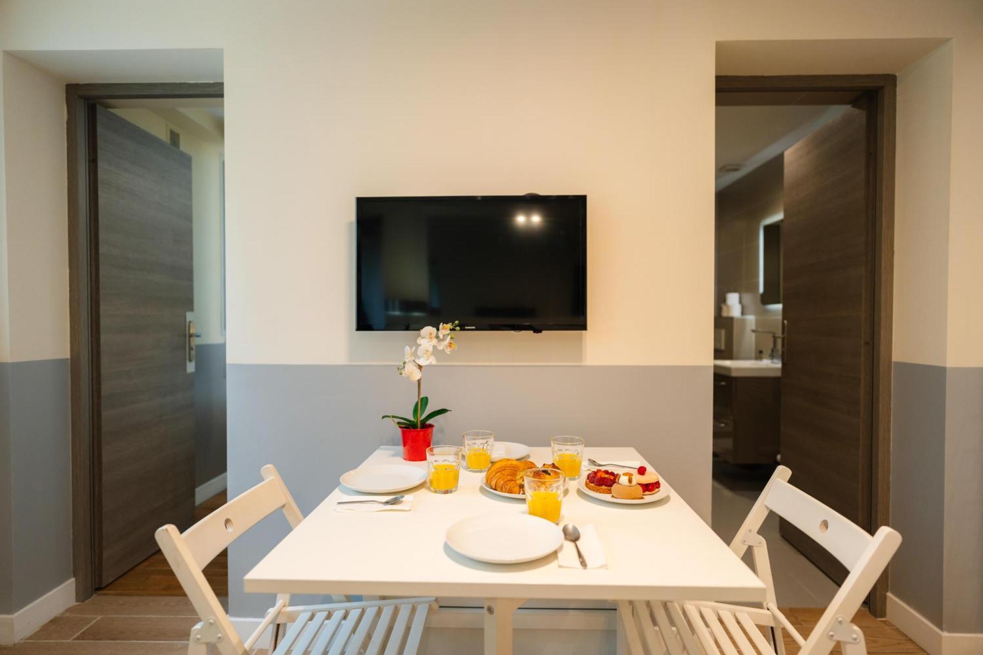 Stunning Modern Red Near Bastille-marais Appartement