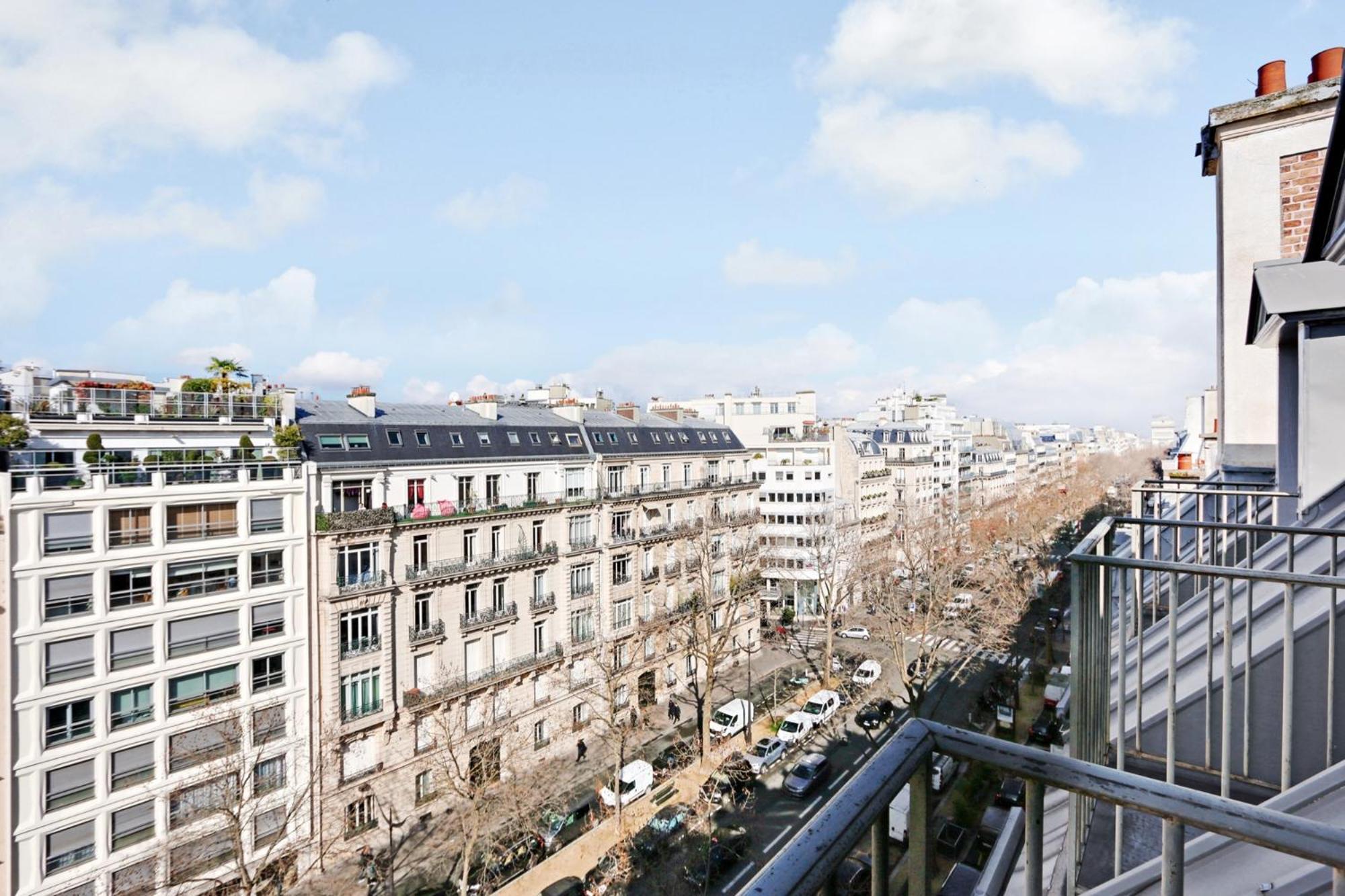 Eiffel Tower View - Time Right Apartment