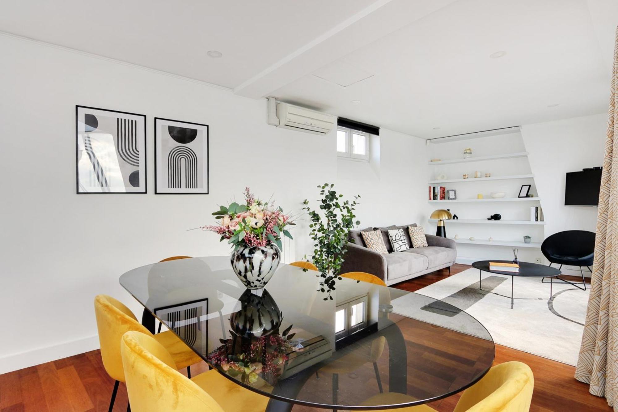 Eiffel Tower View - Time Right Apartment *