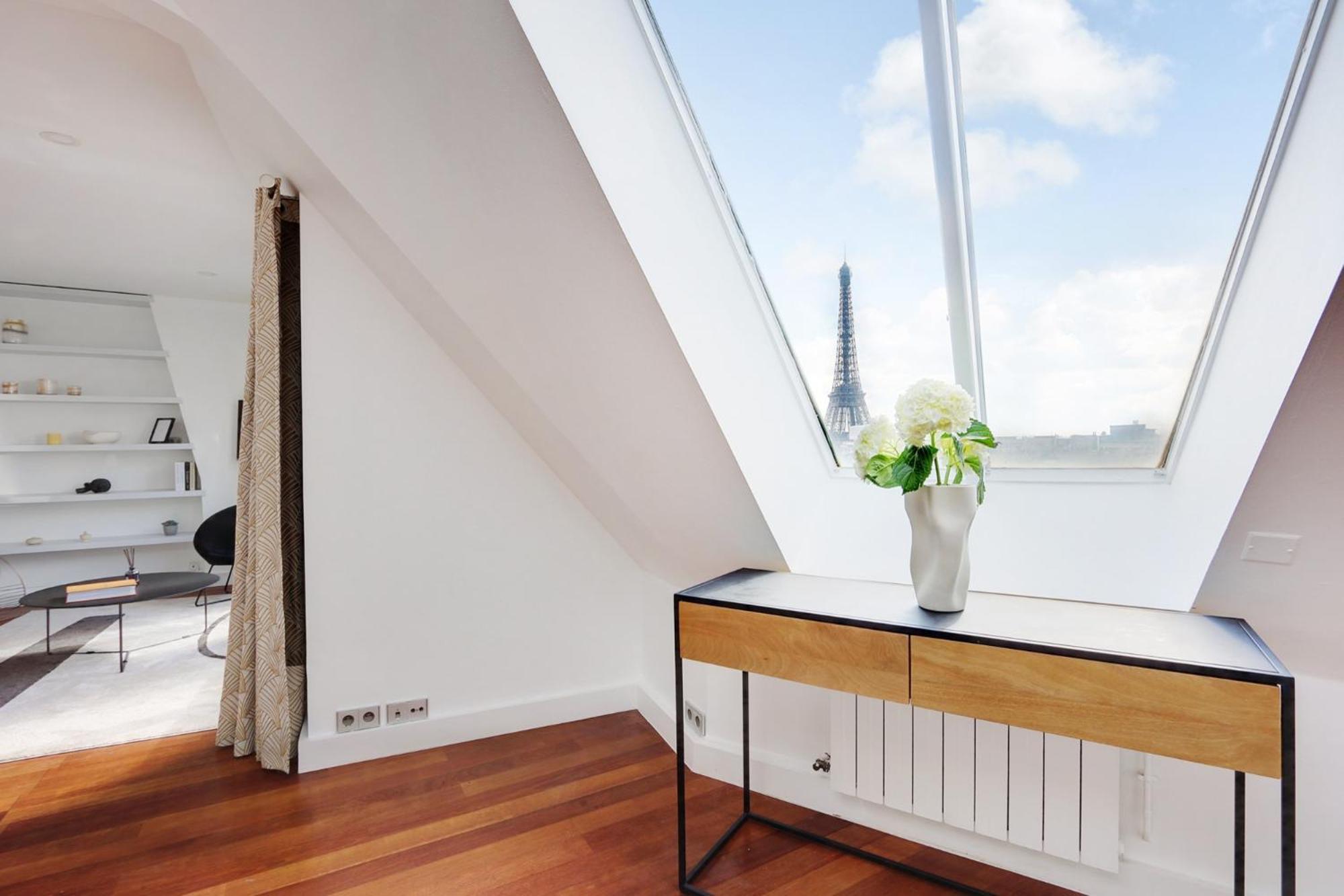 Eiffel Tower View - Time Right Apartment Paris