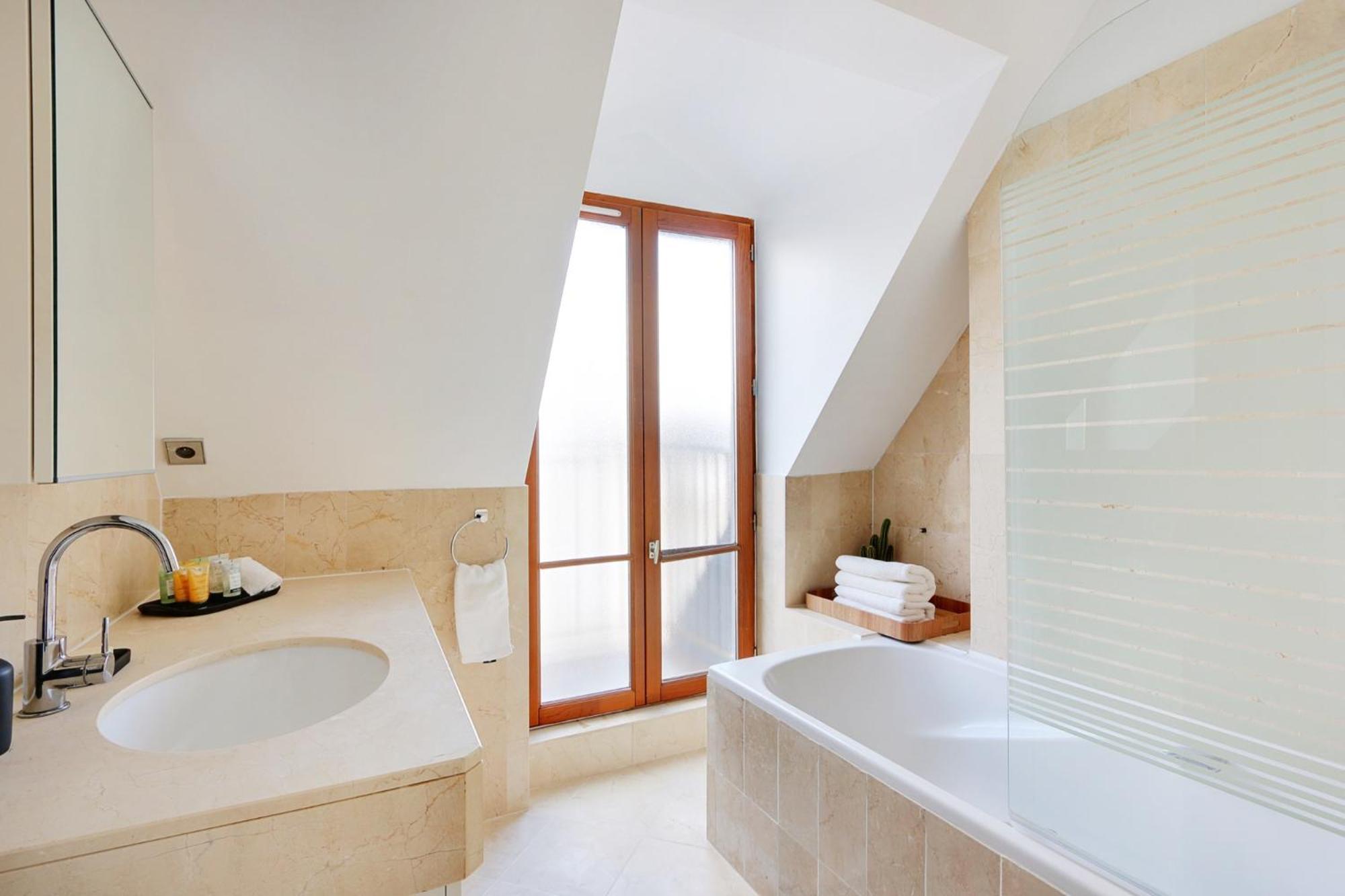 Eiffel Tower View - Time Right Apartment