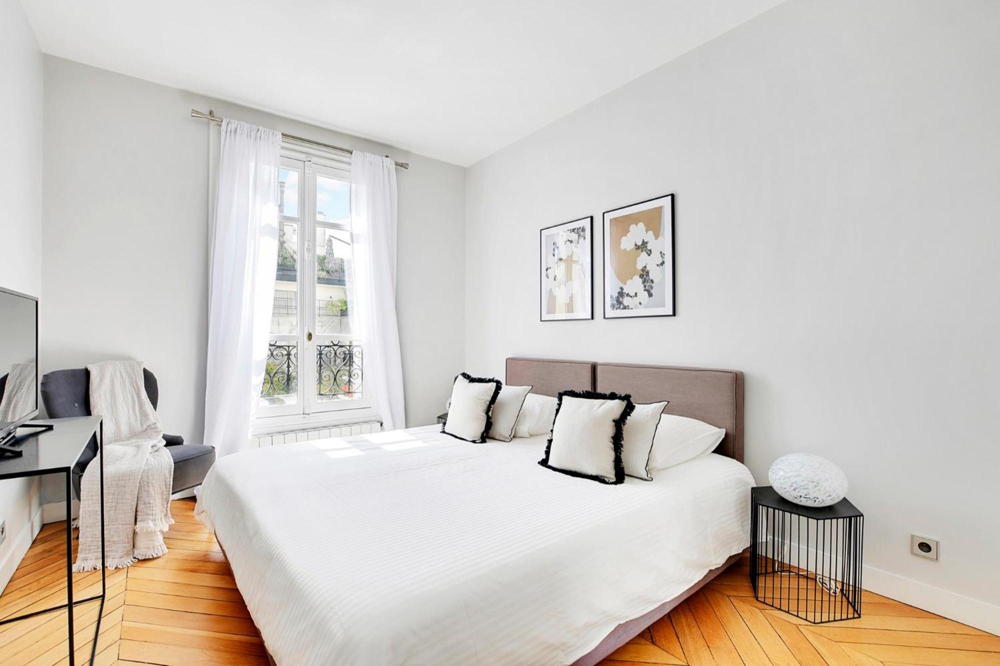 Eiffel Tower View - Time Right Apartment