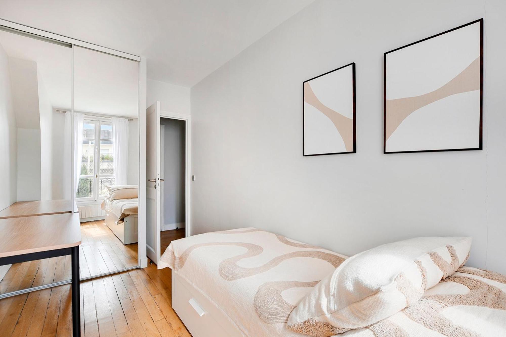 Eiffel Tower View - Time Right Apartment