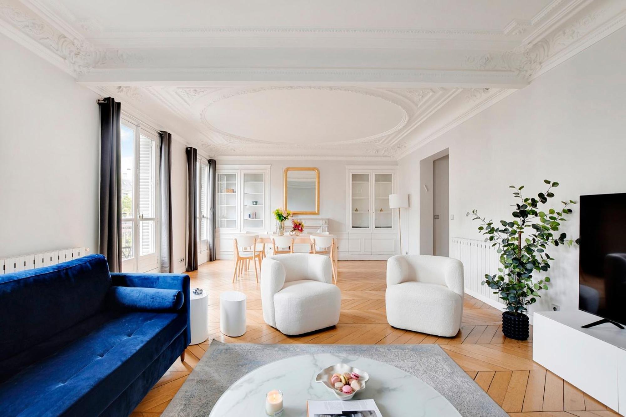 Eiffel Tower View - Time Right Apartment *