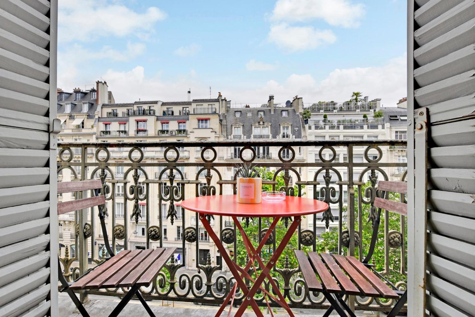 Eiffel Tower View - Time Right *
