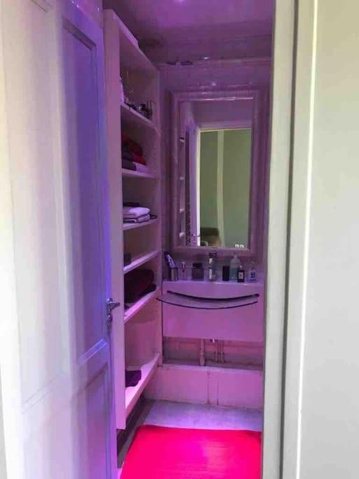 One In Montmartre Apartment *