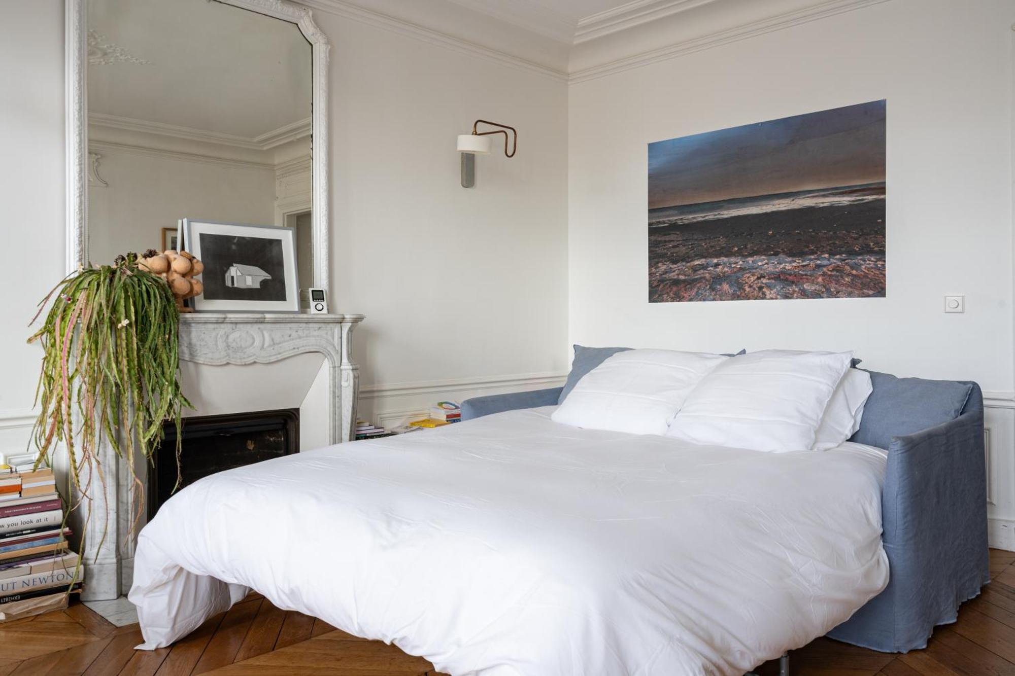 Apartment 2 Bd Lovely Facing Canal St Martin Sleeps 6