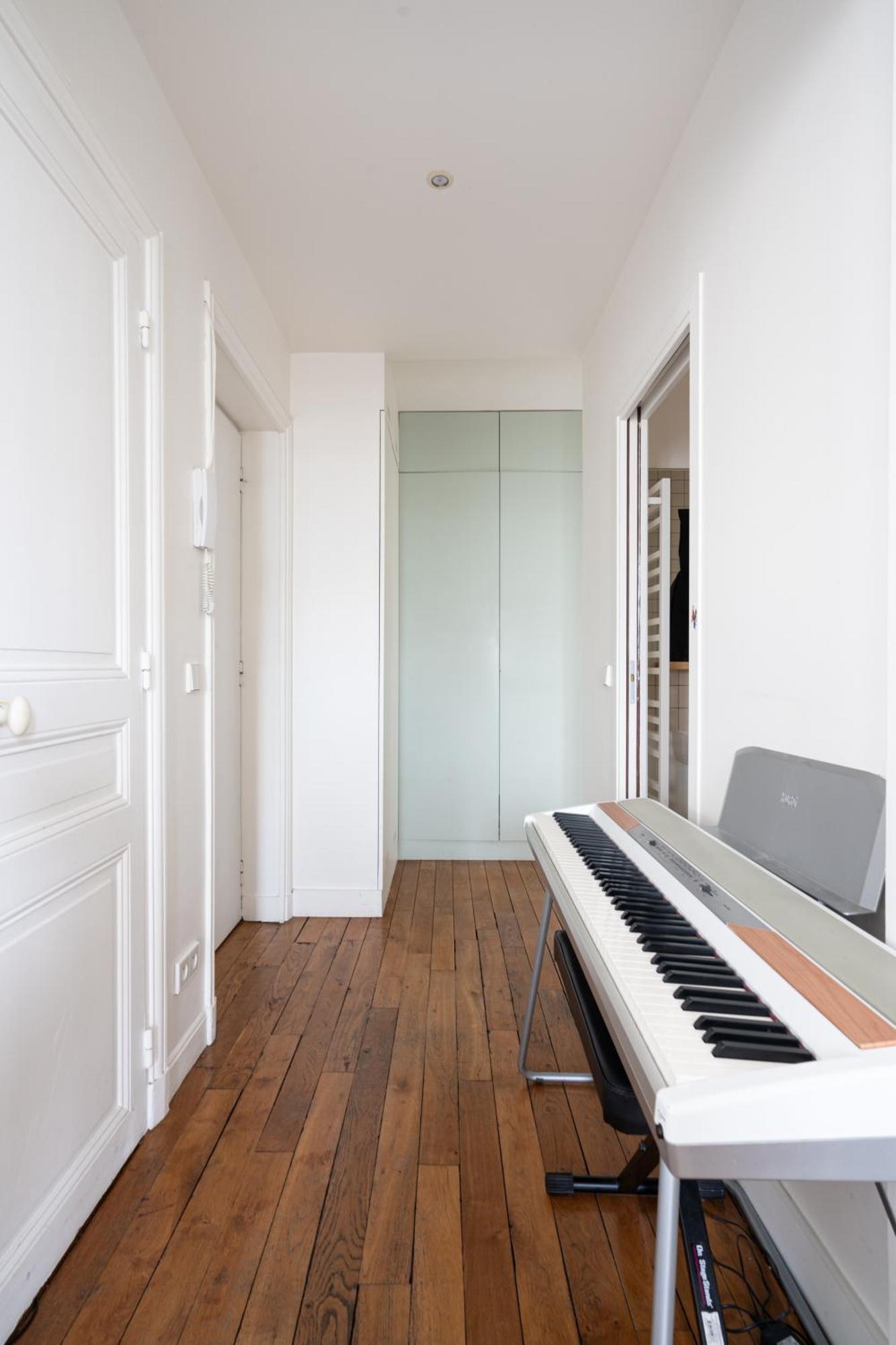 2 Bd Lovely Facing Canal St Martin Sleeps 6 Apartment
