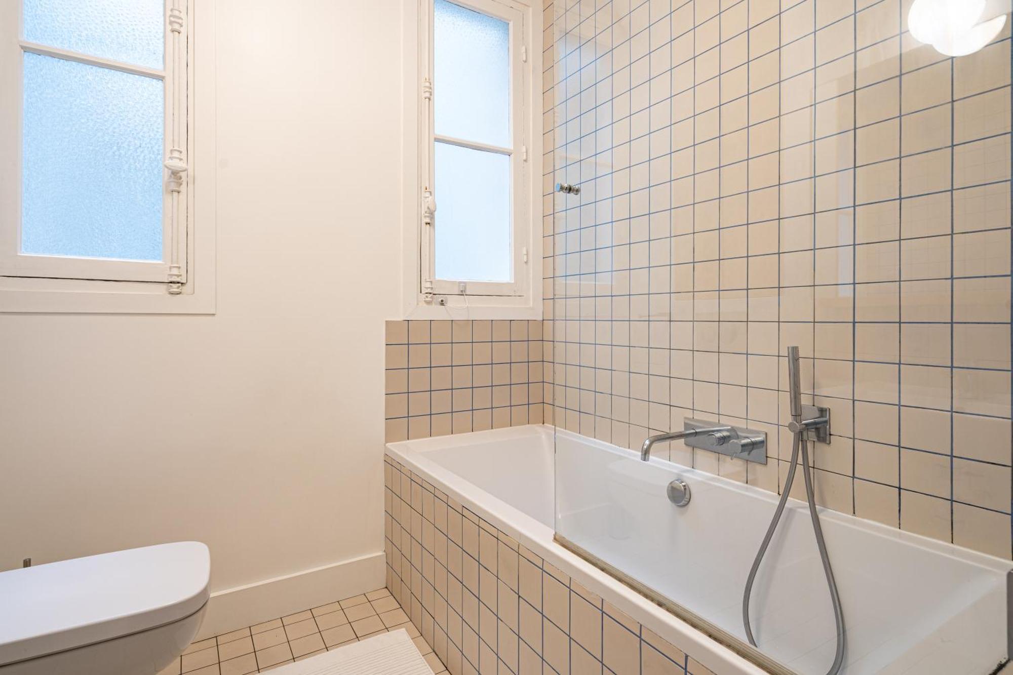 Apartment 2 Bd Lovely Facing Canal St Martin Sleeps 6 Paris
