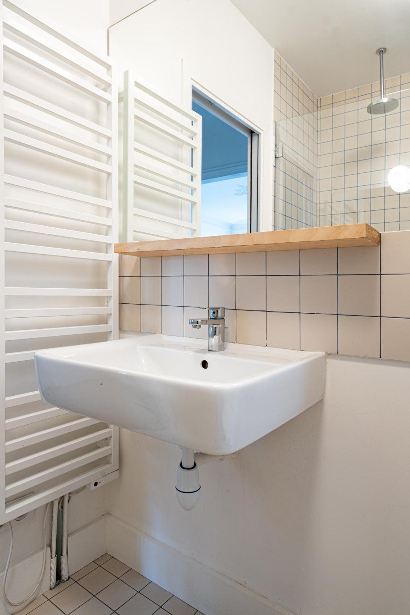 2 Bd Lovely Facing Canal St Martin Sleeps 6 Paris