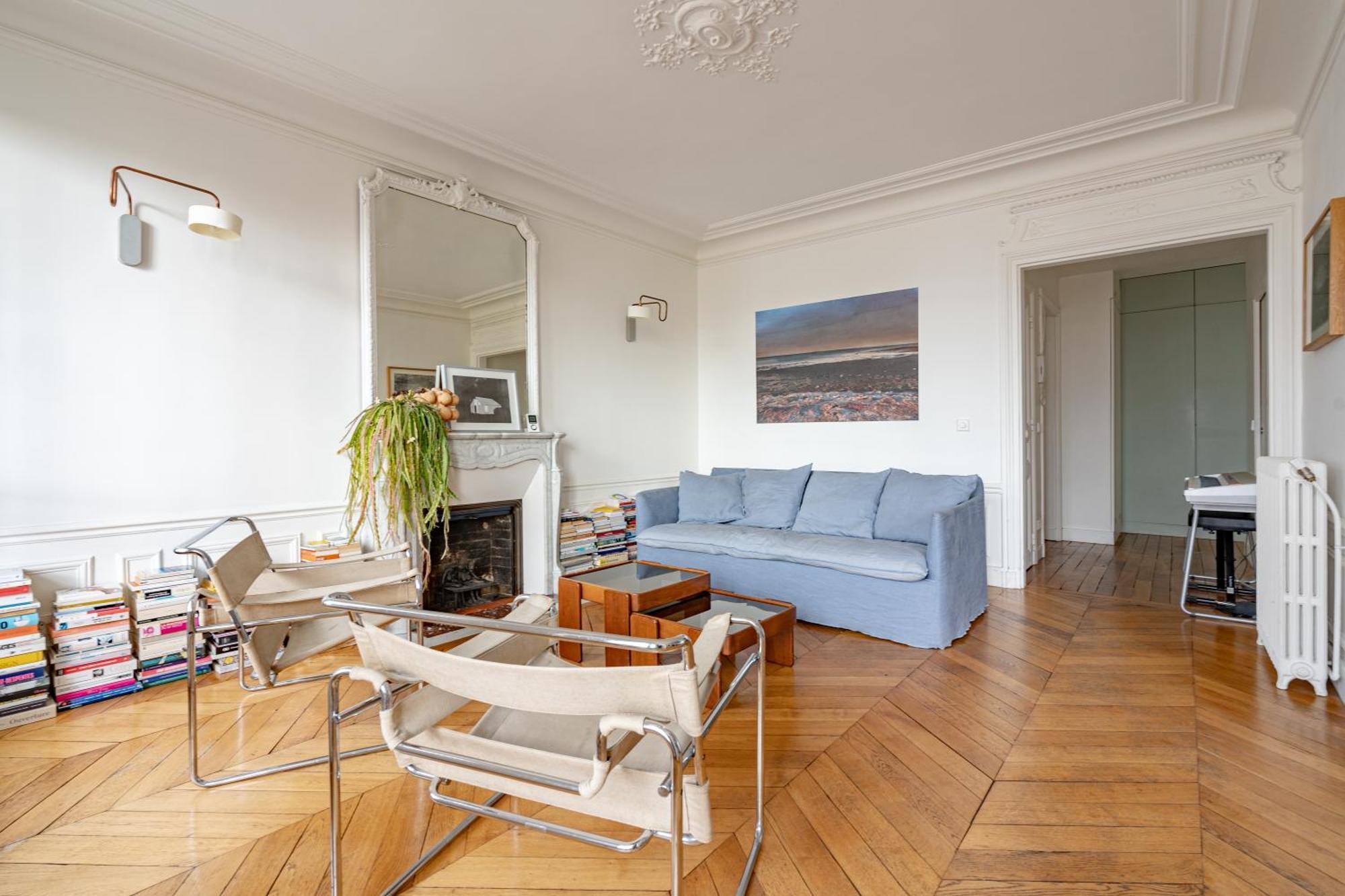 Apartment 2 Bd Lovely Facing Canal St Martin Sleeps 6