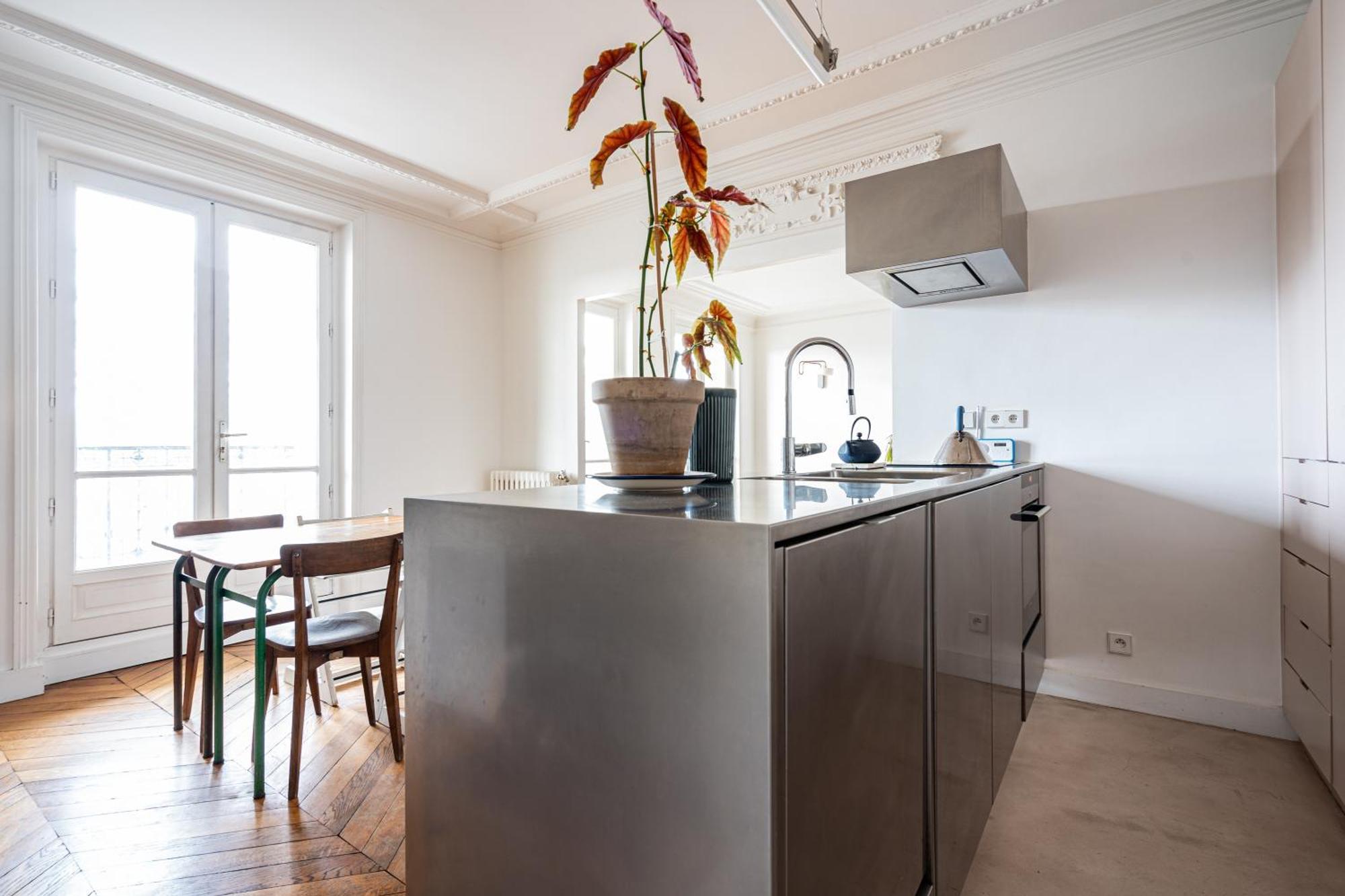 2 Bd Lovely Facing Canal St Martin Sleeps 6