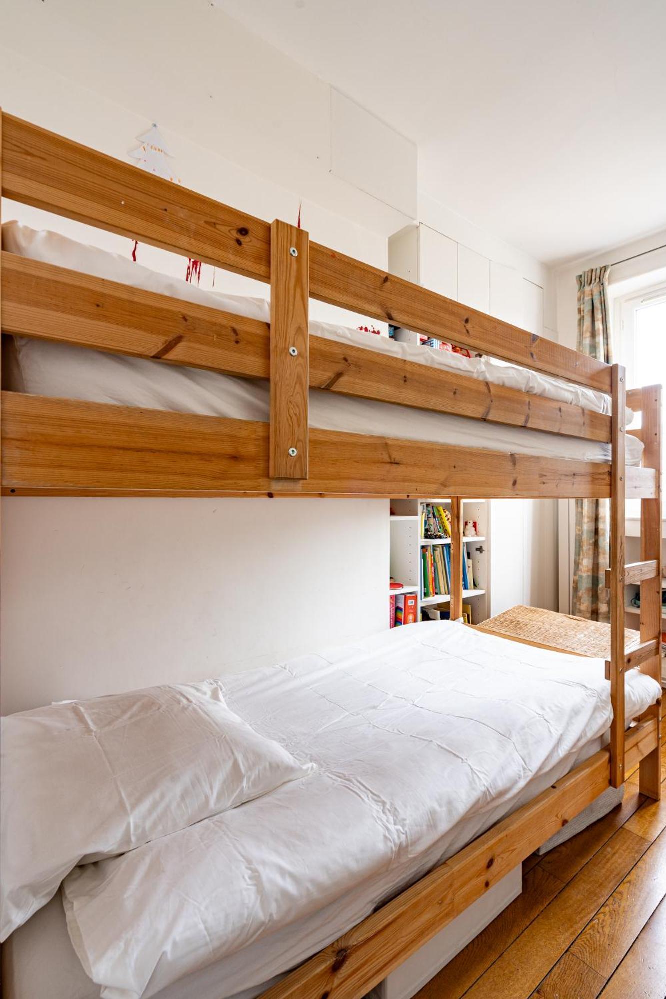 2 Bd Lovely Facing Canal St Martin Sleeps 6 Apartment Paris