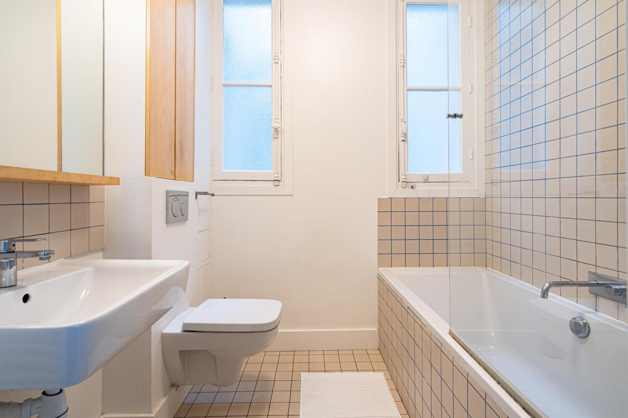 Apartment 2 Bd Lovely Facing Canal St Martin Sleeps 6