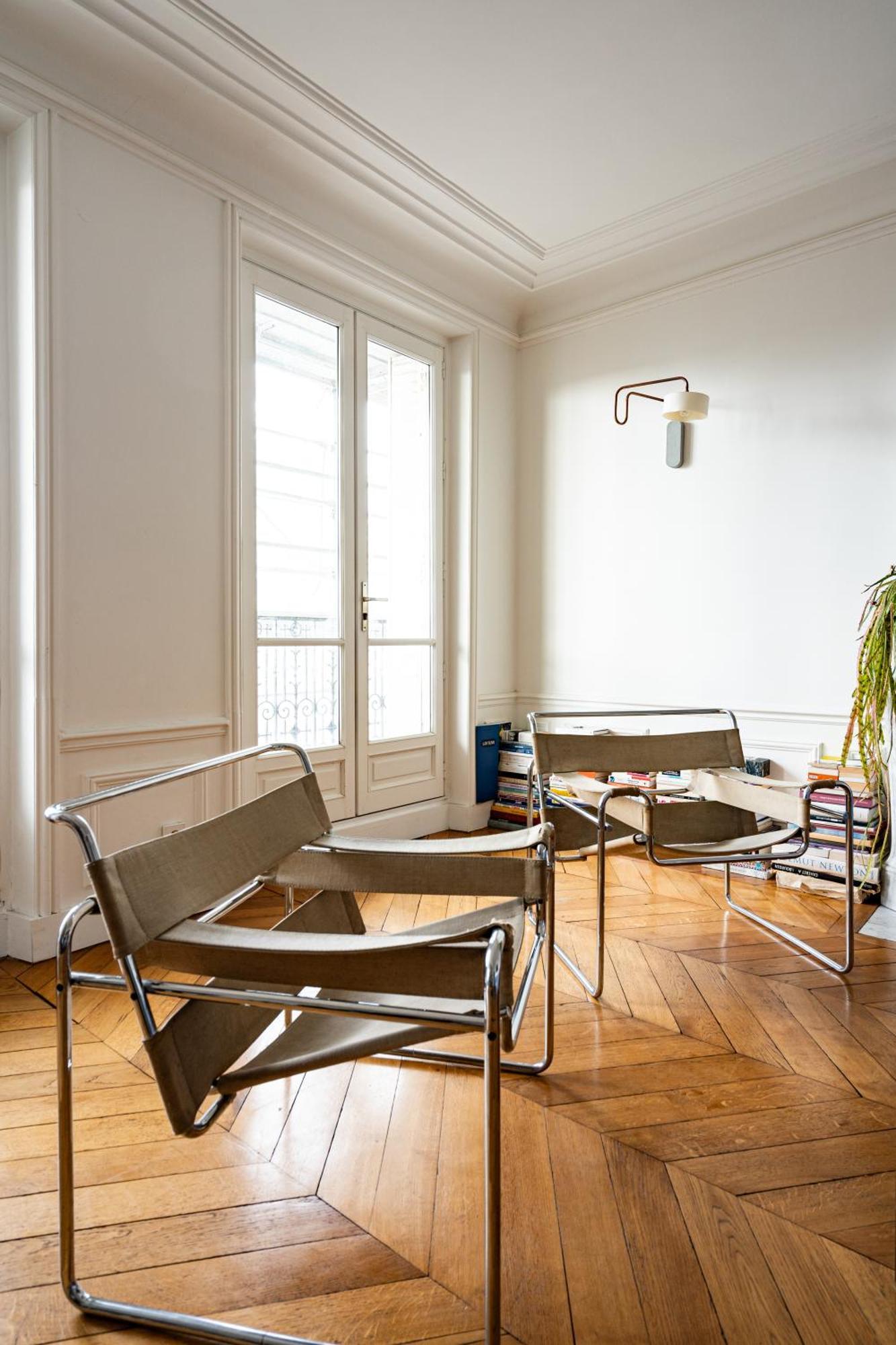 Apartment 2 Bd Lovely Facing Canal St Martin Sleeps 6