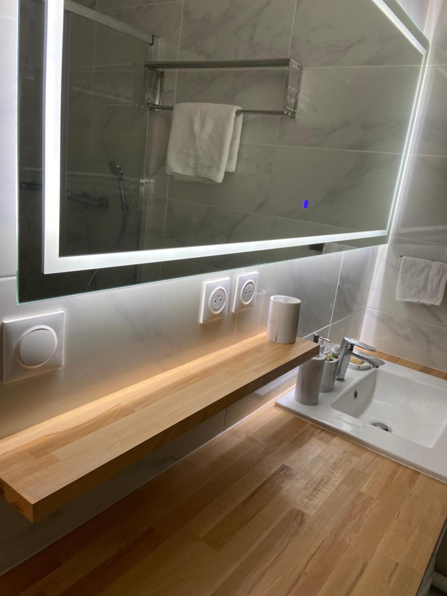 Neuf A Louer, Sacre Coeur Apartment