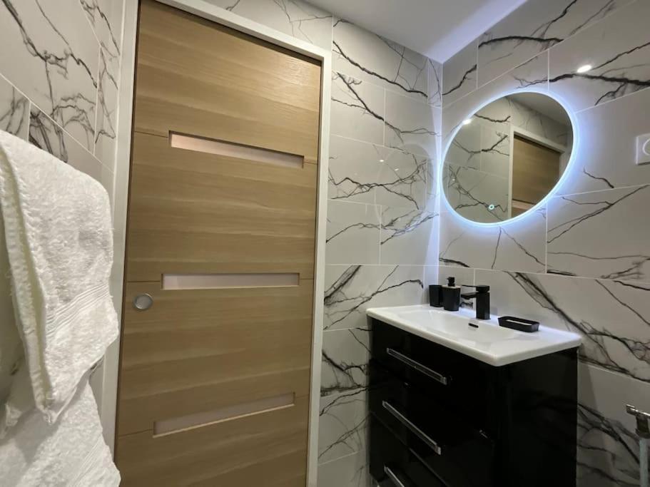 Ks Near Station Gare Du Nord And Gare De L Est Apartment Paris