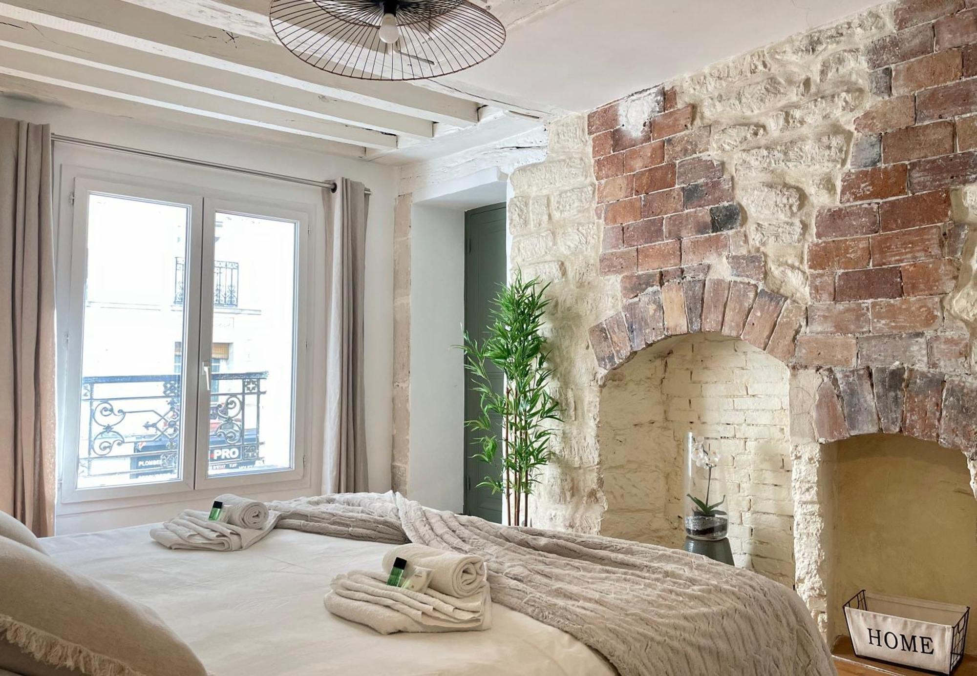 Unique Authentic In Le Marais Apartment *