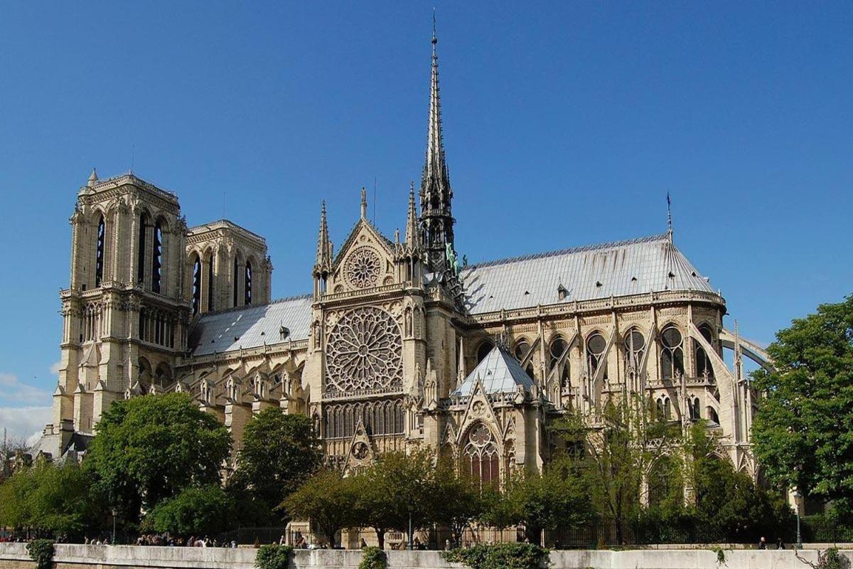 Moderne Artistique Sur Les Toits De Vue Sur Notre-dame Et La Seine Apartment