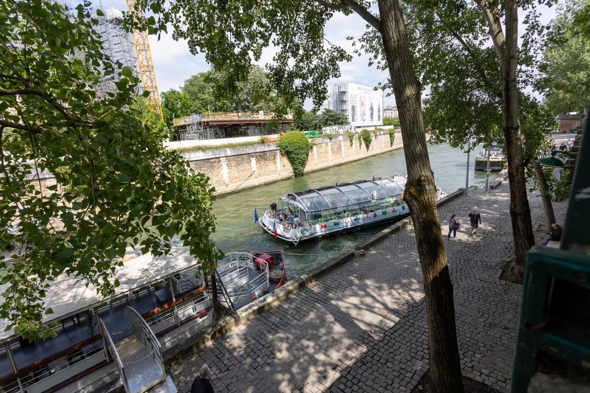 Moderne Artistique Sur Les Toits De Vue Sur Notre-dame Et La Seine