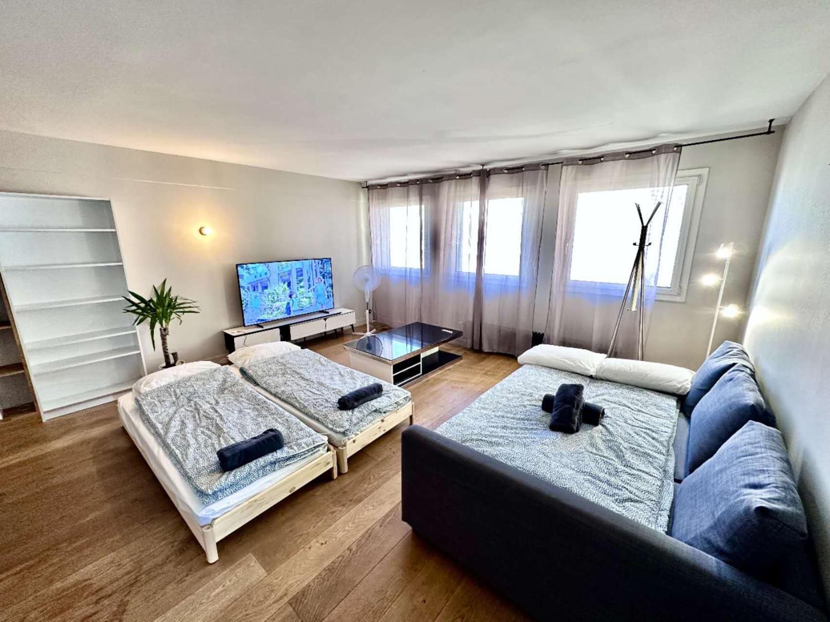 Say Hello To The Eiffel Tower Homestay *