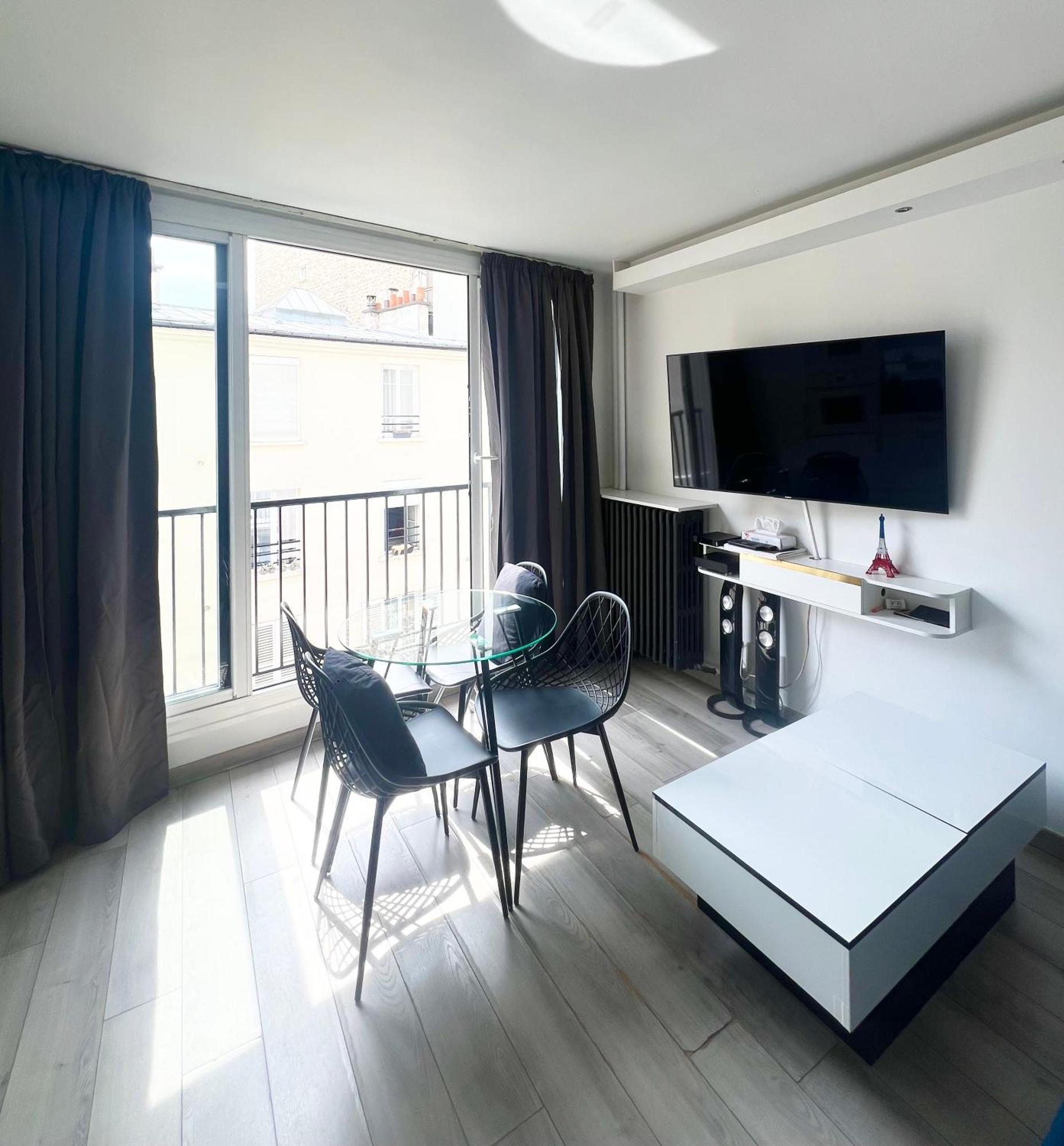 Like Arc De Triomphe, Champs Elysees, Tour Eiffel Apartment Paris