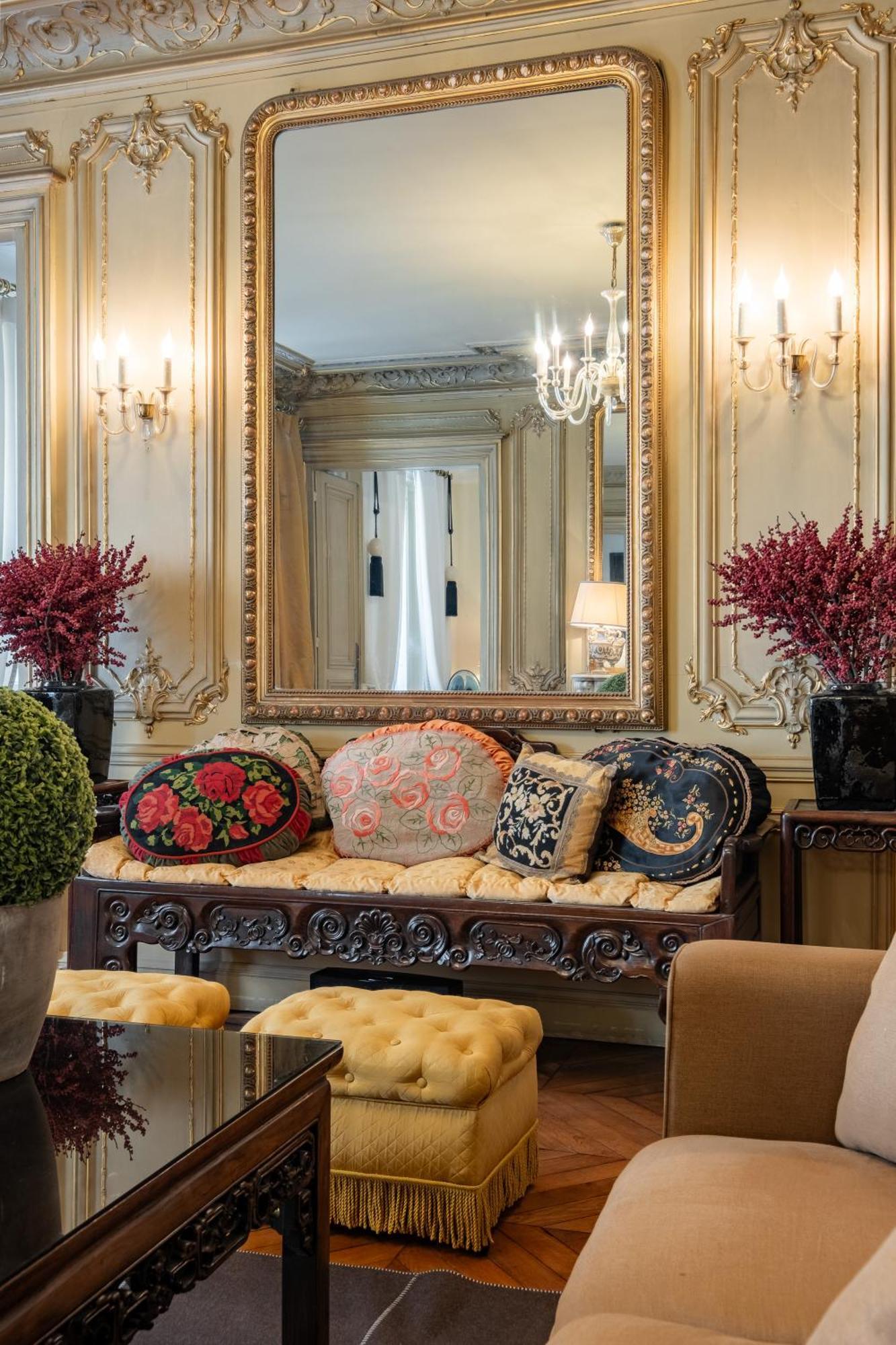 Veeve - Ornate Beauty Paris